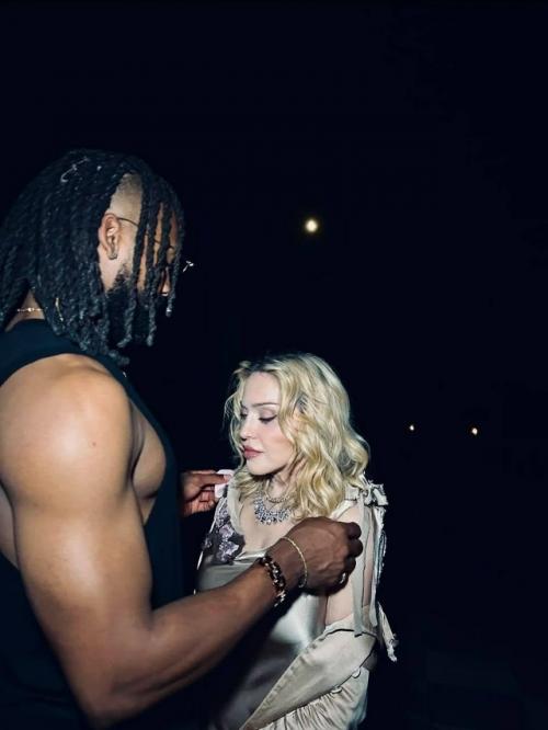 Мадонна выходит замуж за Акима Морриса, который младше её на 37 лет. 02