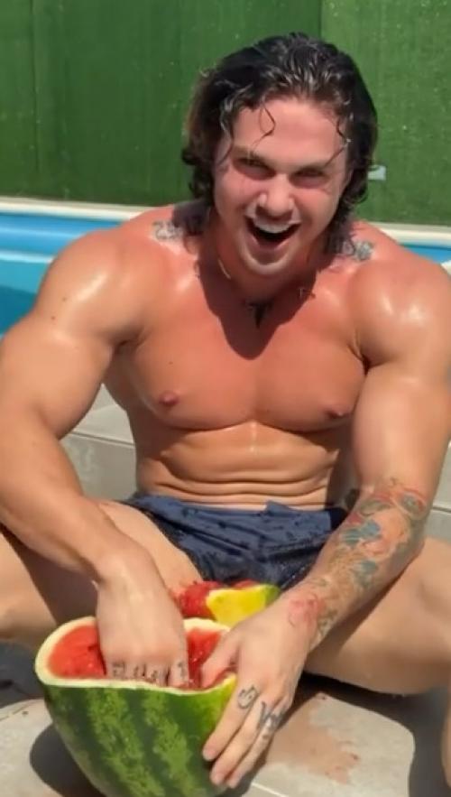 Как же он настойчиво пытается лопнуть этот арбуз ляжками, что аж вены на лбу и руках надуваются. 01
