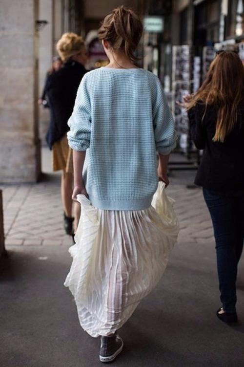 Стильные образы, в которых свитер носят поверх юбки. 04