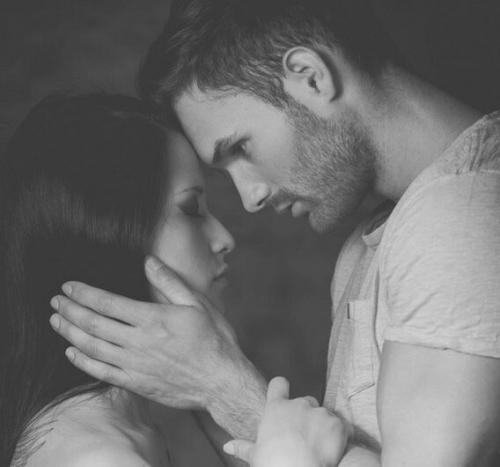 В том случае, если ты будешь падать - я за руку схвачу, крепко - крепко схвачу, всю любовь ощущая. 04