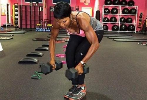 Это Эллен Эктор, и ей 63 года. 02