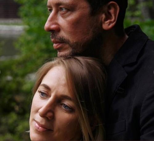 Вместе уже 14 лет, но смотрятся всё ещё как молодожёны. 06