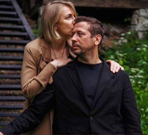 Вместе уже 14 лет, но смотрятся всё ещё как молодожёны. 01