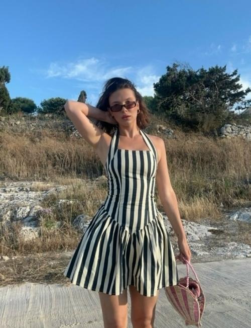 21-Летняя милли Бобби Браун в интервью рассказала, что ей нравится выглядеть старше своих лет. 01