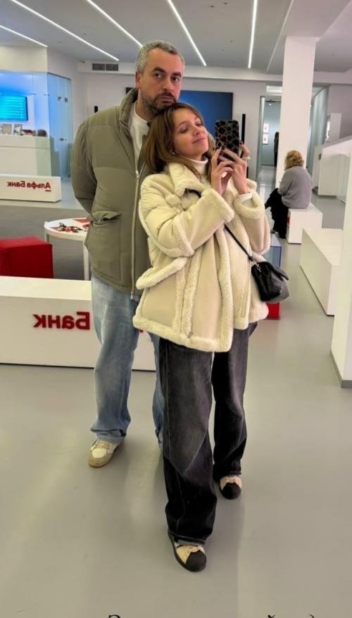 38-Летняя актриса Наталья Земцова начала новые отношения с 40-летним продюсером Ильей бурецом.  