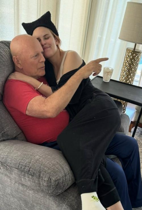 Жена Брюса Уиллиса, Эмма Хемминг, призналась, что уже подготовилась к неизбежному уходу мужа. 04