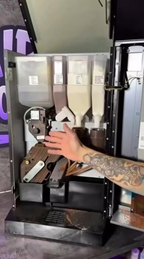 Мастер по ремонту кофейных автоматов показал их внутренности и там не латте с пенкой, а настоящий зоопарк. 01