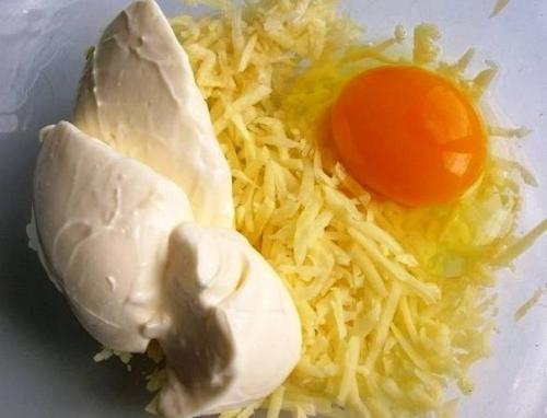 Запеканка из тертого картофеля с сыром и чесноком. 04