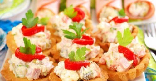 Топ - 5 новогодних салатов в корзинках.