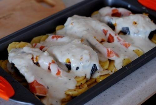 Форель под чесночным соусом, запеченая на картофельной Подушке. 08 Форель под чесночным соусом, запеченая на картофельной Подушке. 08