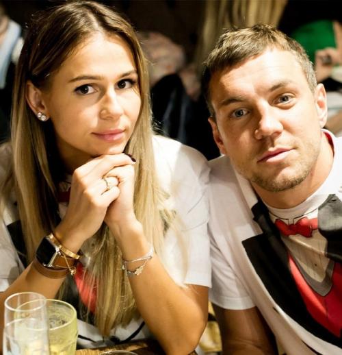 Артём Дзюба не разрешает Кристине вести свой личный блог и выкладывать фотографии. 01