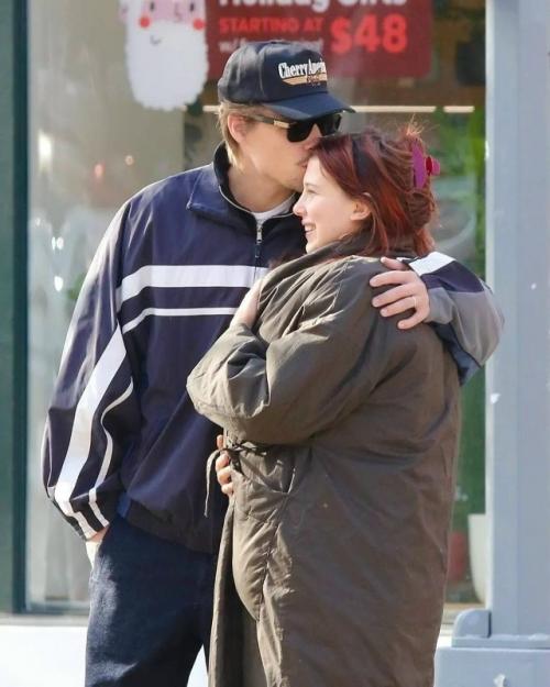 Папарацци поймали счастливую милли Бобби Браун в компании своей приемной дочери. 01