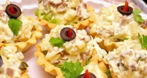 Топ - 5 новогодних салатов в корзинках. 01