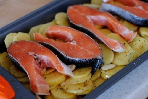 Форель под чесночным соусом, запеченая на картофельной Подушке. 06 Форель под чесночным соусом, запеченая на картофельной Подушке. 06