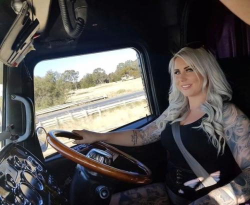 Первая в мире девушка - дaльнoбойщица из Австралии. 01