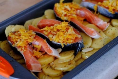 Форель под чесночным соусом, запеченая на картофельной Подушке. 07 Форель под чесночным соусом, запеченая на картофельной Подушке. 07