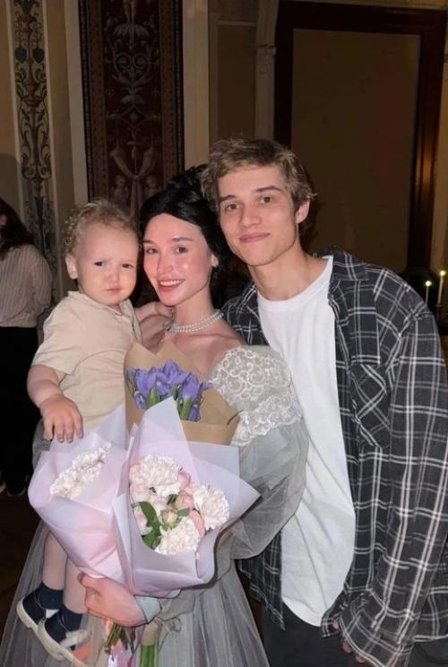 Звезда сериала Слово Пацана Рузиль минекаев и его жена приобрели квартиру в Москве. 02