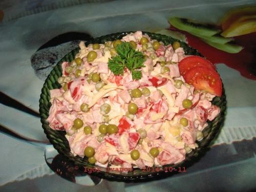 Сборный салат с помидорками и ветчиной. Сборный салат с помидорками и ветчиной.