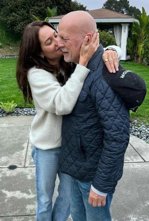 Жена Брюса Уиллиса, Эмма Хемминг, призналась, что уже подготовилась к неизбежному уходу мужа. 02