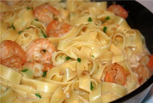 Паста с креветками в сливочном соусе.

