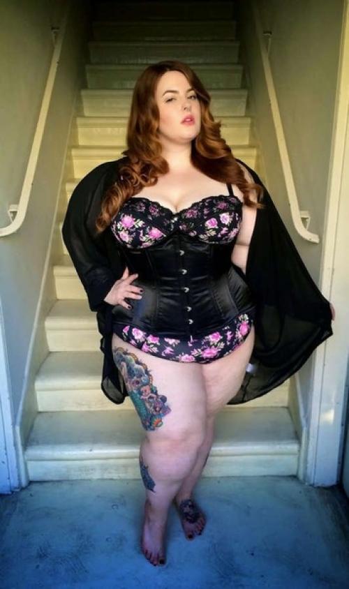 Оважном.  Знаменитая модель тесс холидей. 01