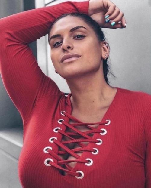 Идеи дизайна интерьер.  А как бы Вы использовали пространство в такой маленькой кухне. Делитесь своими идеями. 04