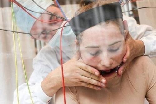 Издевательства над животными вживую на человеке показали. 03