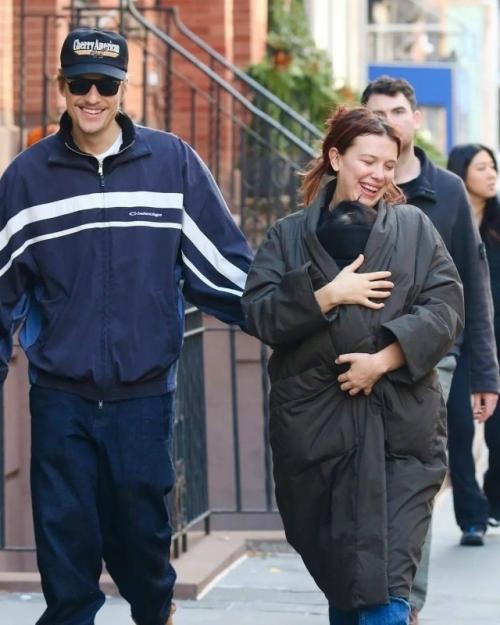 Папарацци поймали счастливую милли Бобби Браун в компании своей приемной дочери.  