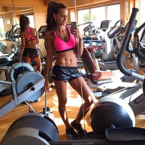 Изабель гулар влюблена в спорт - занимается каждое утро и сочетает разные типы активности. 03