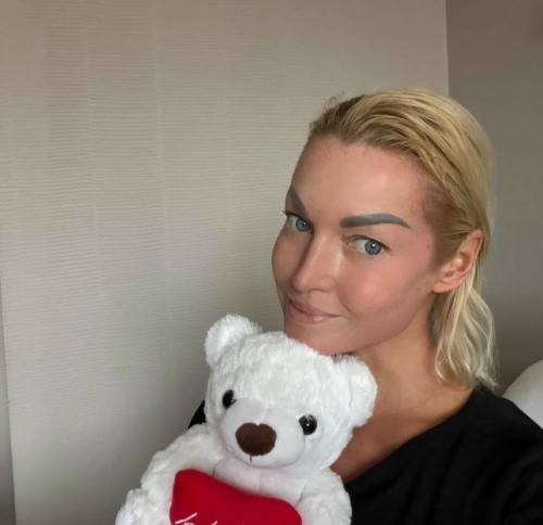 Анастасия волочкова опровергла слухи о лечении за границей.

