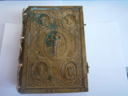 Ребят день добрый кто что может сказать об этой книге и как понять цену ездил по антикварам цену говорят с разбросом может поможет кто?  