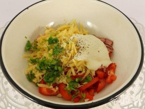 Салат из помидоров с грудинкой, сыром и сухариками. 03 Салат из помидоров с грудинкой, сыром и сухариками. 03