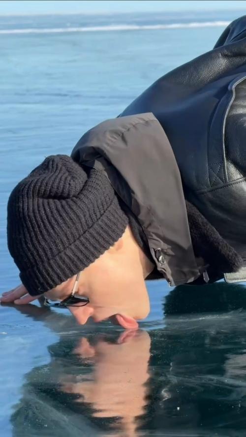 Шаман попробовал Байкал и вызвал бурю эмоций в комментариях. 01