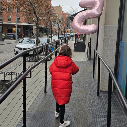 Данила Козловский порадовал своих поклонников трогательными моментами из жизни своей дочери оды Валентины, которой недавно исполнилось 5 лет! 02