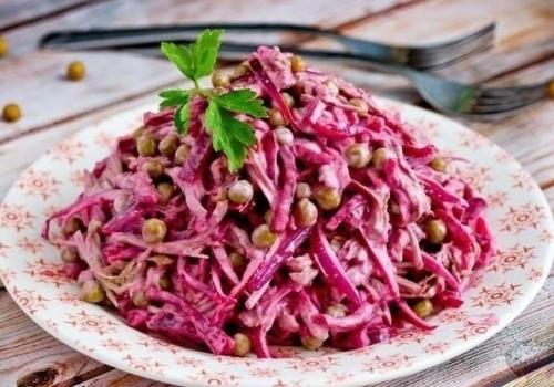 Салат из свеклы с горошком.

