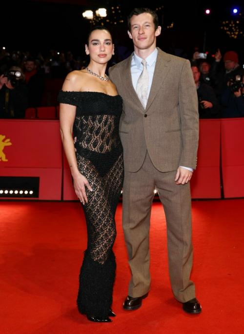 Певица Дуа липа вышла в свет с женихом Каллумом Тёрнером на 76-м международном кинофестивале берлинале.
