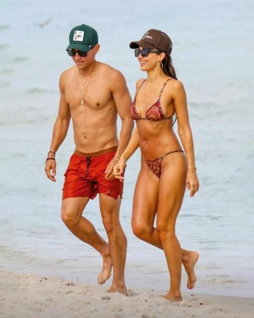 Счастливая 44-летняя Джессика альба и ее новый парень 33-летний Дэнни Рамирес на отдыхе в Майами.

