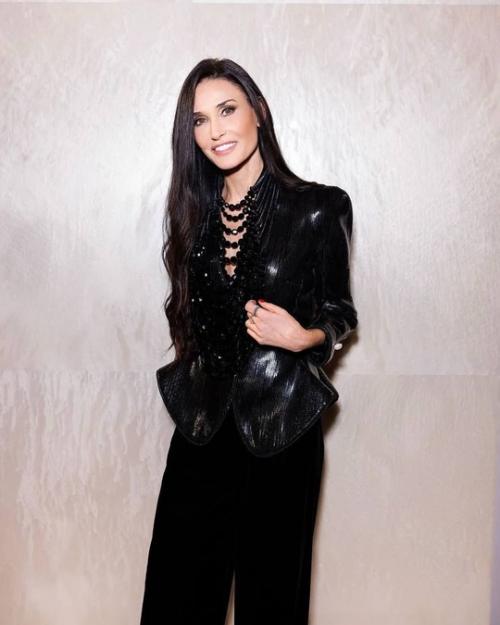 Деми Мур кадрами с юбилейного показа Giorgio Armani поделилась. 02