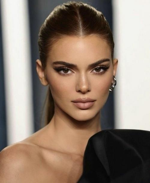 Каждая актриса набирающая известность, становится продуктом, который по всем правилам маркетинга нужно продавать. 05