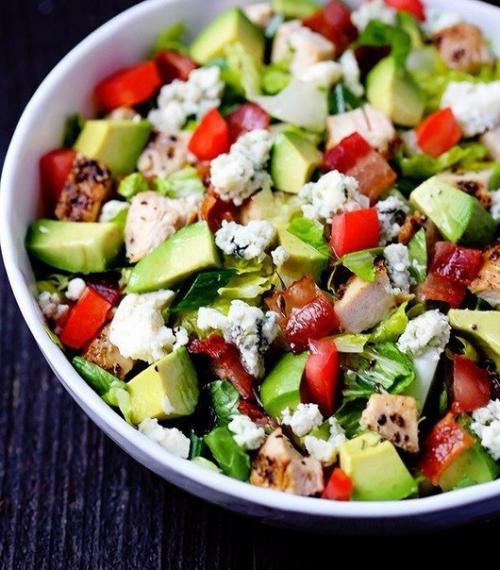 Салат с авокадо, курицей и брынзой. Салат с авокадо, курицей и брынзой.