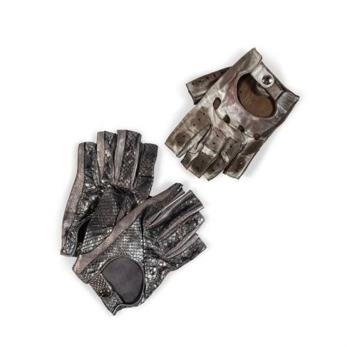 В Париже прошел аукцион Sotheby's в память о карле лагерфельде. 02