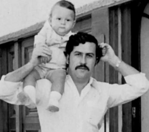 Пабло эскобар и его супруга отдыхали у родственников в Саратове в 1983 году. 02