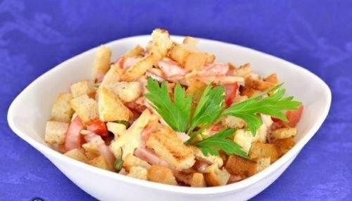Салат из помидоров с грудинкой, сыром и сухариками. Салат из помидоров с грудинкой, сыром и сухариками.