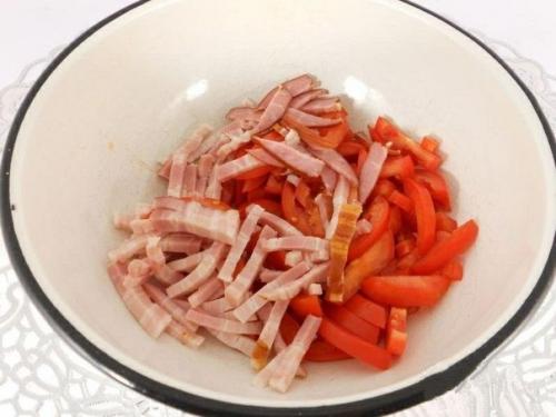 Салат из помидоров с грудинкой, сыром и сухариками. 01 Салат из помидоров с грудинкой, сыром и сухариками. 01