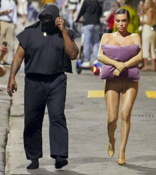 Западные СМИ со ссылкой на анонимный источник пишут, что Бьянка даже продумала план, как сбежать от Йе. 02