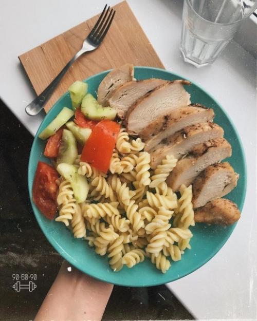 Вкусные обеды:   1. макароны + куриная грудка + салат овощной. 01