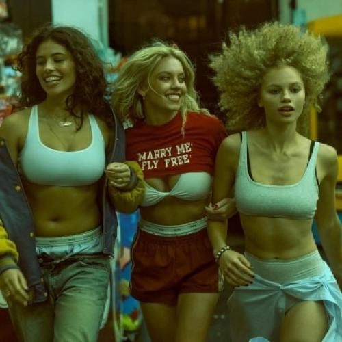 Сидни Суини снялась в рекламной кампании своего бренда нижнего белья Syrn сезона весна/лето 2026. 04