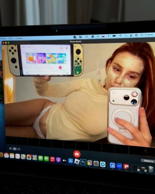 Юля Годунова совсем одна в день всех влюбленных. 

