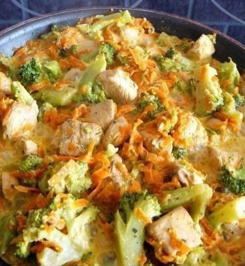 Курица с брокколи и морковью, тушеная в сливках. Курица с брокколи и морковью, тушеная в сливках.