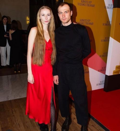 Юра Борисов с дочками записал рождественское поздравление для своих голливудских коллег и поклонников. 01